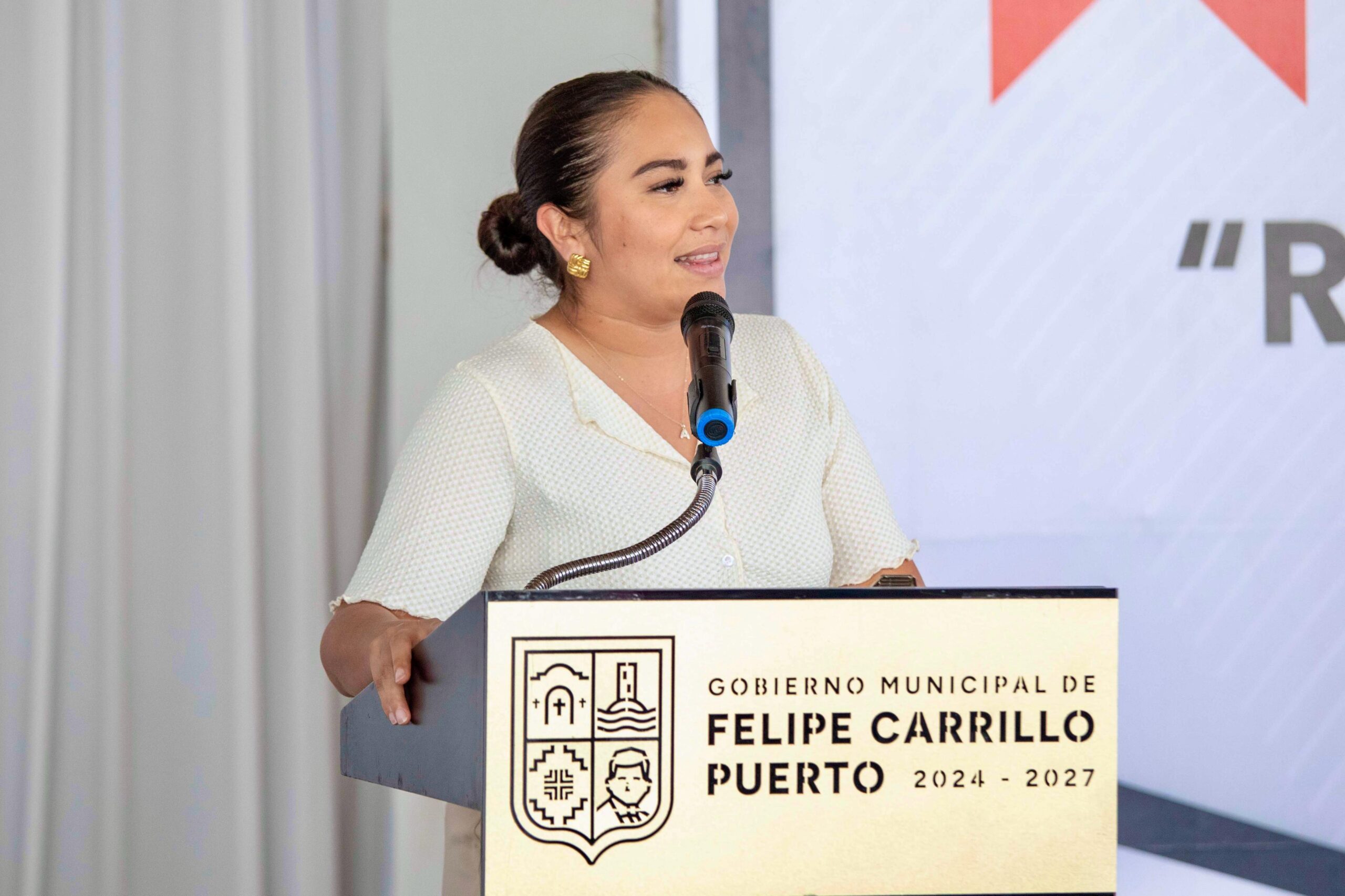 Asiste Mary Hernández a la entrega de reconocimientos a alumnos de la Universidad Henbord