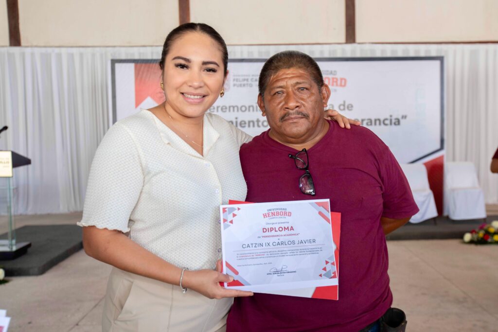 Asiste Mary Hernández a la entrega de reconocimientos a alumnos de la Universidad Henbord