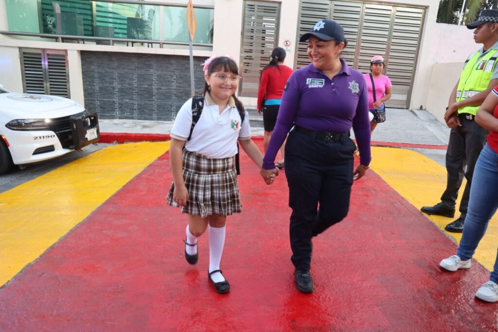 Gobierno de Isla Mujeres brinda seguridad a estudiantes en este regreso a clases con “Escuadrón Vial Escolar”