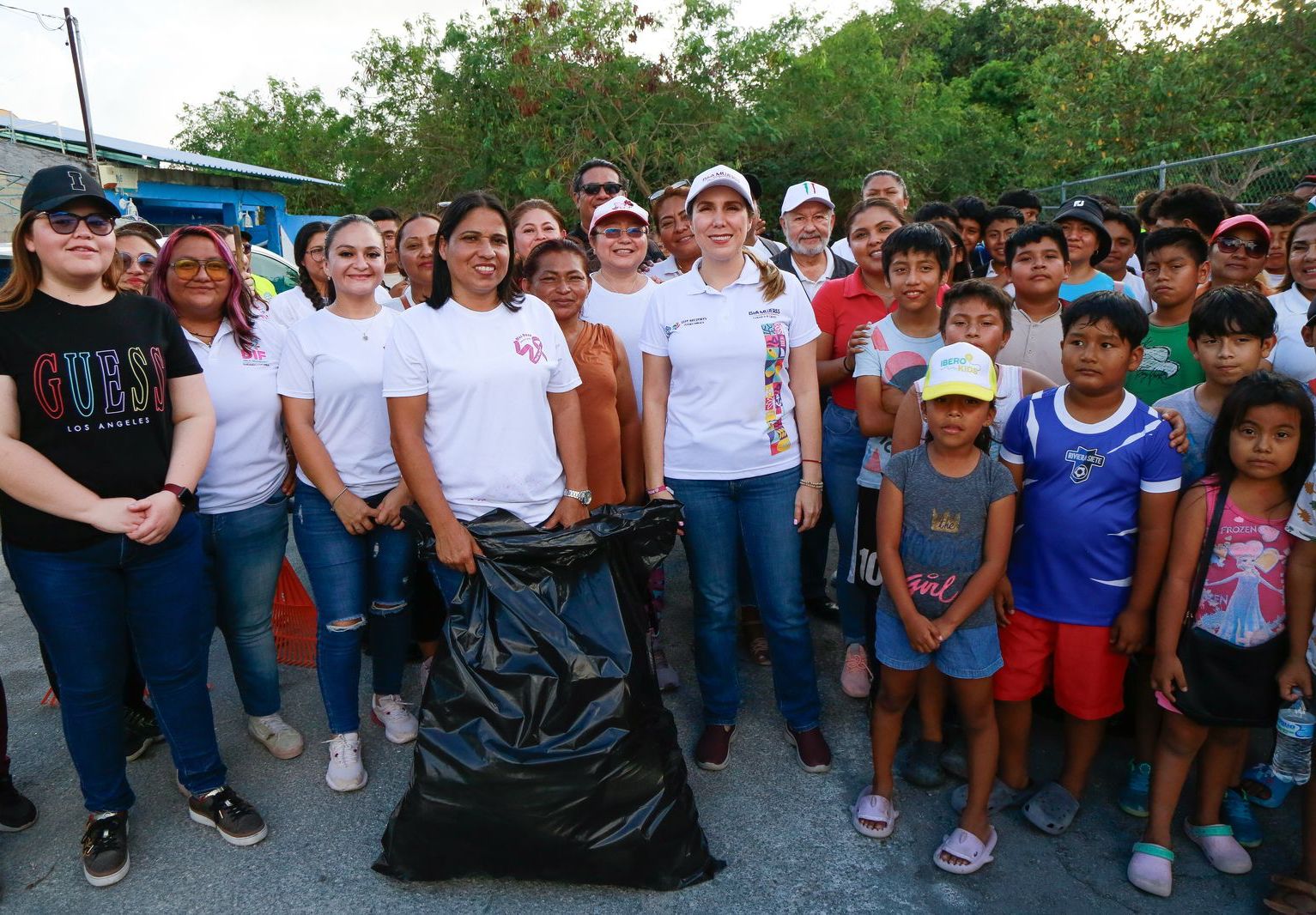 Gobierno de Isla Mujeres realiza exitosa jornada del Limpiatón en la colonia Las Américas de Ciudad Mujeres