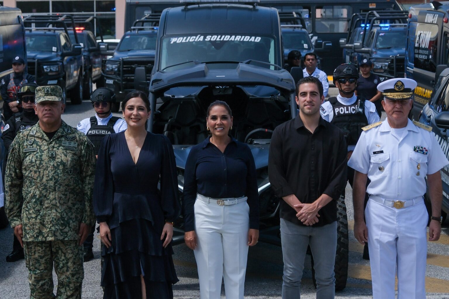 Encabeza Mara Lezama histórica entrega de vehículos policiales en Playa del Carmen, para avanzar en la construcción de paz