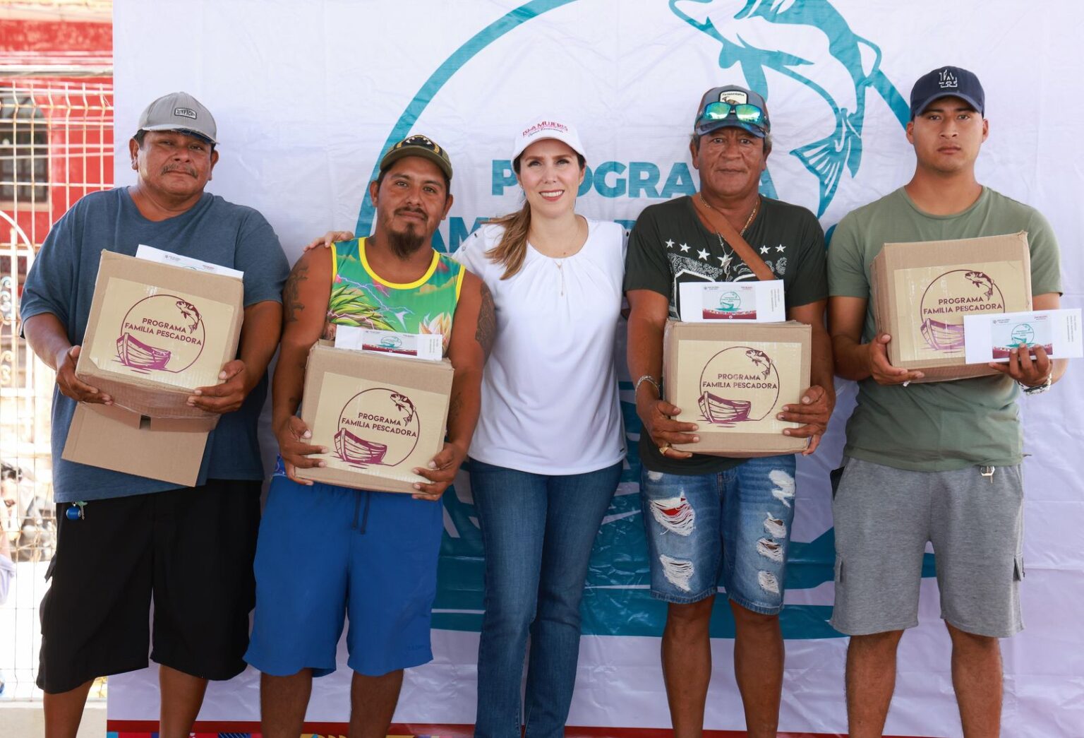 Atenea Gómez Ricalde respalda al sector pesquero con la entrega de apoyos del programa ‘Familia Pescadora’