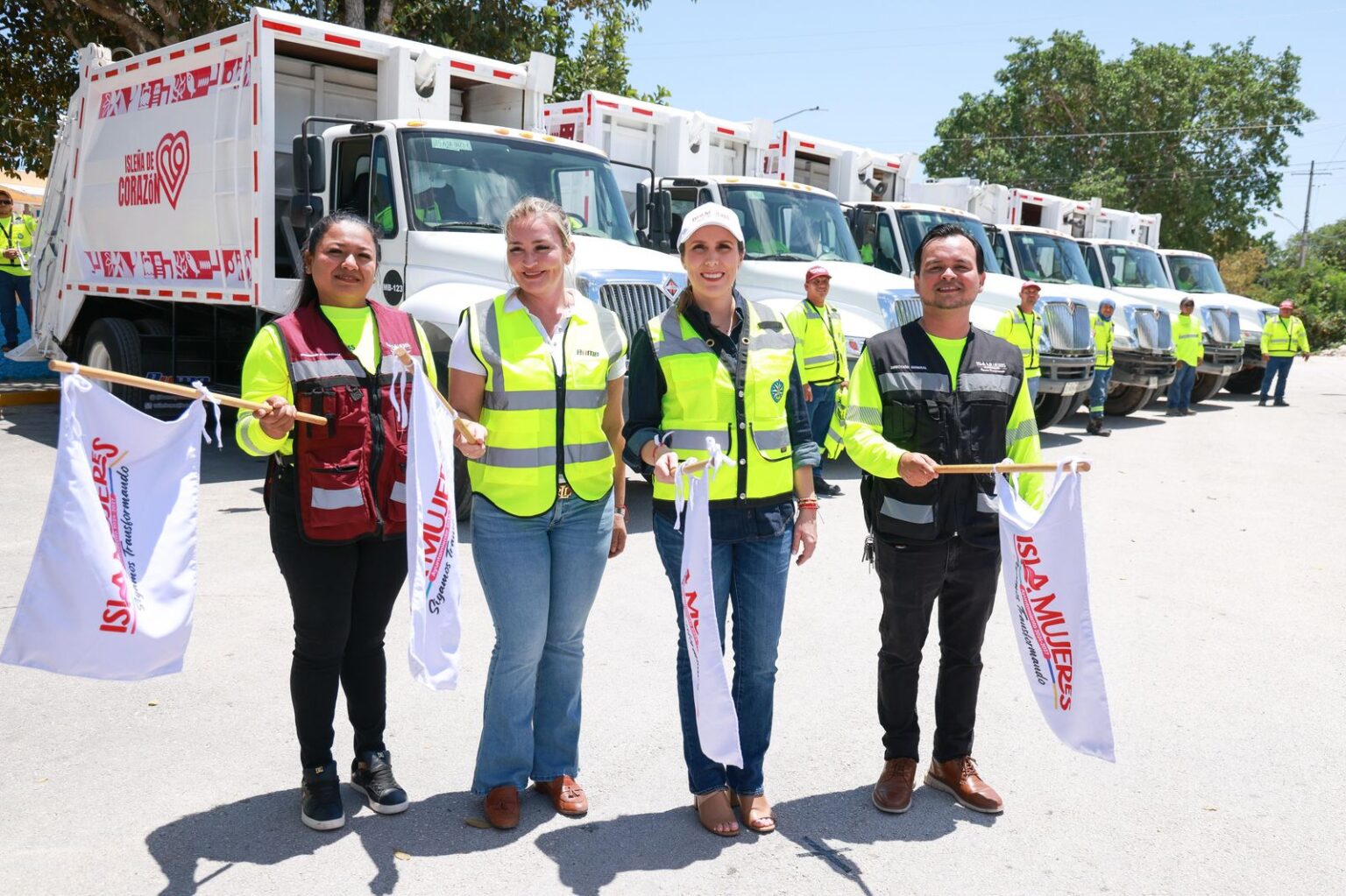 Atenea Gómez Ricalde entrega seis nuevos camiones recolectores de basura en Ciudad Mujeres