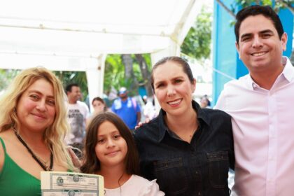 Atenea Gómez entrega actas de nacimiento en Zona Continental