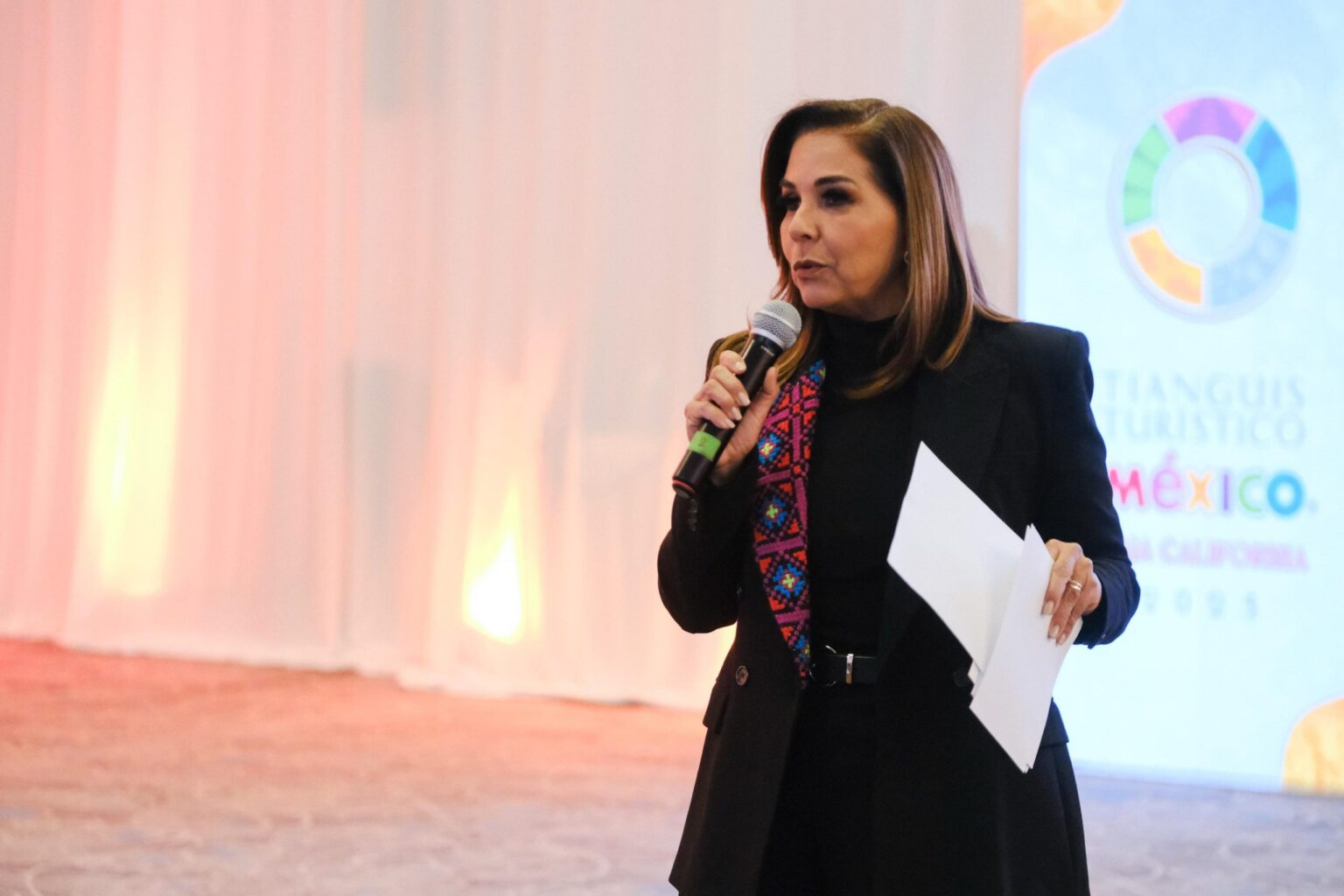Mara Lezama presenta el modelo de turismo comunitario Maya Ka’an ante líderes del sector en el Tianguis Turístico 2025