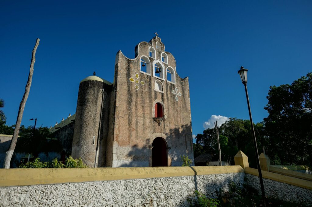 Mara Lezama presenta el modelo de turismo comunitario Maya Ka’an ante líderes del sector en el Tianguis Turístico 2025