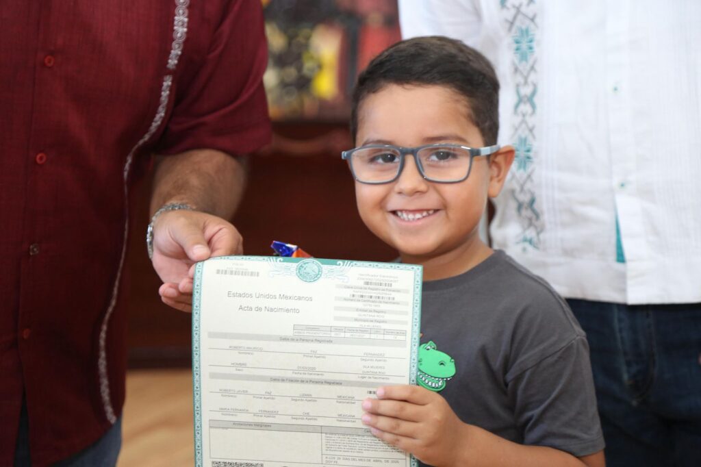 Gobierno de Isla Mujeres brinda identidad jurídica a la niñez isleña con entrega gratuita de actas de nacimiento