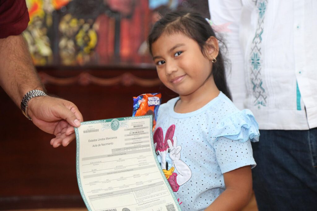Gobierno de Isla Mujeres brinda identidad jurídica a la niñez isleña con entrega gratuita de actas de nacimiento