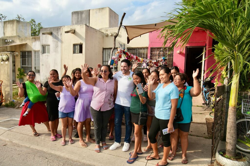 Renán Sánchez Tajonar promueve el empoderamiento de las mujeres en el Fraccionamiento Villas del Sol en Playa del Carmen