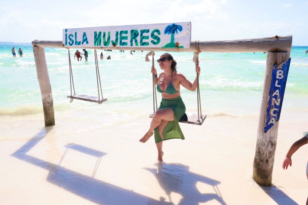 Familias isleñas y turistas disfrutan de la belleza inigualable de Isla Mujeres