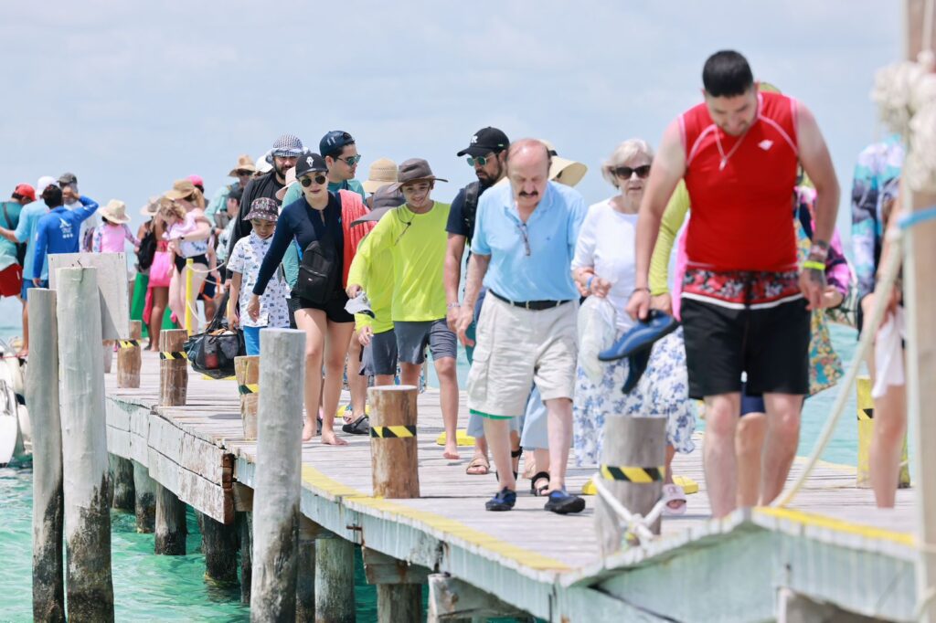 Familias isleñas y turistas disfrutan de la belleza inigualable de Isla Mujeres