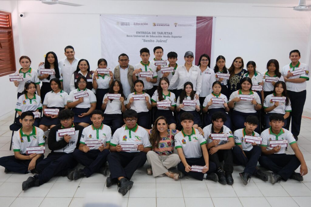 Mara Lezama entrega becas “Benito Juárez” en el CECyTE II de Playa del Carmen