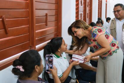 Mara Lezama entrega becas “Benito Juárez” en el CECyTE II de Playa del Carmen