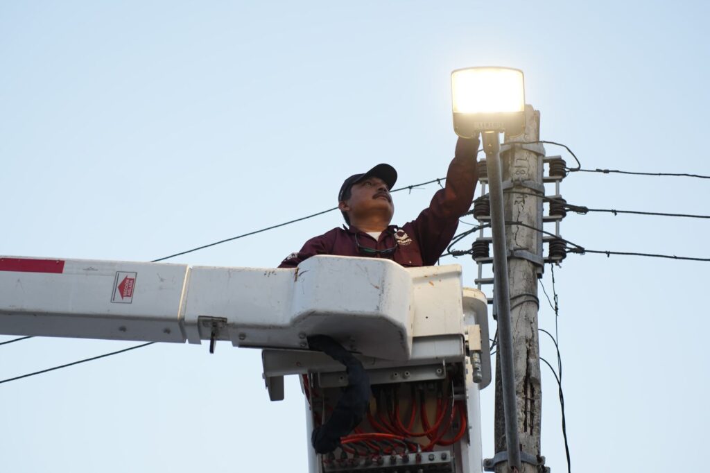 Cozumel, a 8 de mayo de 2025.- En atención a los reportes ciudadanos recibidos durante el programa de radio “Transformando Cozumel”, éste jueves, el presidente municipal, José Luis Chacón Méndez, acudió con las cuadrillas de servicios públicos, obras públicas y otras dependencias municipales a distintos puntos de la colonia San Miguel I.

Como parte de su compromiso con los vecinos de ésta colonia, Chacón Méndez, supervisó los diferentes trabajos realizados por la mañana.

En el parque de El Álamo supervisó el cambio de reflectores de la cancha de basquetbol  donde las y los jóvenes  reconocieron el trabajo que se está realizando en este gobierno de la transformación.

Durante su recorrido, el munícipe, escuchó y atendió de manera inmediata las solicitudes de las familias que se acercaron. Posteriormente visitó el parque La Paz, para hacer algunas observaciones y tomar nota de cuáles serán los trabajos de rehabilitación que se realizarán en próximas fechas para mejorar la calidad de vida de quienes ahí habitan. 

Acompañado por el director de Servicios Públicos, Héctor Martínez Ramírez y el director de Obras Públicas, Andrés Catzim Gómez, supervisó  el área de juegos en donde se colocará  pasto sintético y puertas de herrería, además se pintará en su totalidad el parque.

Mientras que en el parque Lugo se cambiaron luminarias. “Tal cual como lo solicitaron en el programa “Transformando Cozumel”, que reparáramos las luminarias, aquí estamos. Todas sus solicitudes están siendo registradas y les estamos dando seguimiento. Quiero que sepan que todo lo que esté en nuestras manos lo vamos a hacer en beneficio de todas y todos ustedes”, comentó Chacón.

El gobierno municipal pidió a las y los vecinos mantener comunicacion a través de los “Comités vecinales”,  para salvaguardar la integridad de todas y todos, en los que estarán activos los directores de Seguridad Pública y Desarrollo Social.

Chacón Méndez, continúa firmemente trabajando en beneficio de todas y todos,  con la rehabilitación de espacios públicos, además de promover el deporte para que las niñas, los niños y jóvenes, tengan calidad de vida.
