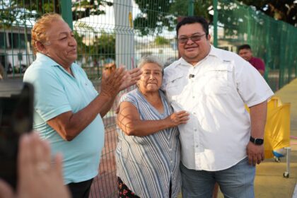 Chacón recorre la colonia San Miguel 1 encabezando un gobierno de territorio