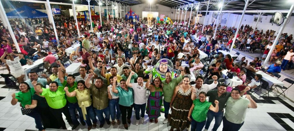 Renán Sánchez Tajonar celebra con las mamás de la Familia Verde de Cozumel y Playa del Carmen