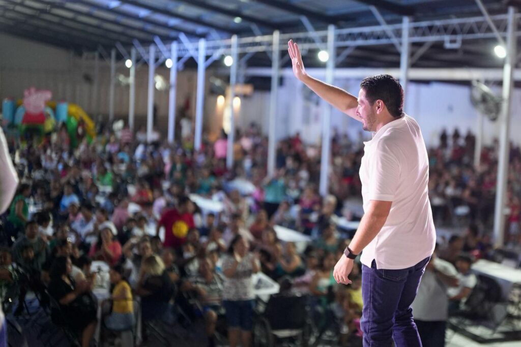 Renán Sánchez Tajonar celebra con las mamás de la Familia Verde de Cozumel y Playa del Carmen