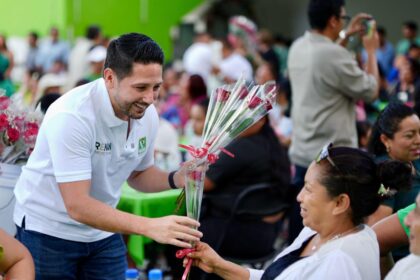 Renán Sánchez Tajonar celebra con las mamás de la Familia Verde de Cozumel y Playa del Carmen