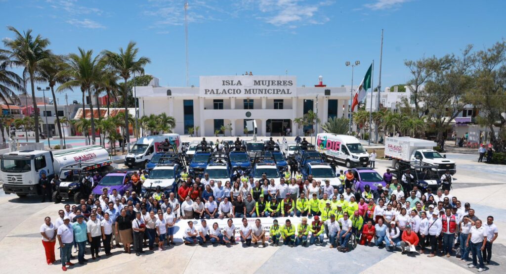 Atenea Gómez Ricalde entrega 27 nuevos vehículos para fortalecer áreas estratégicas del municipio.