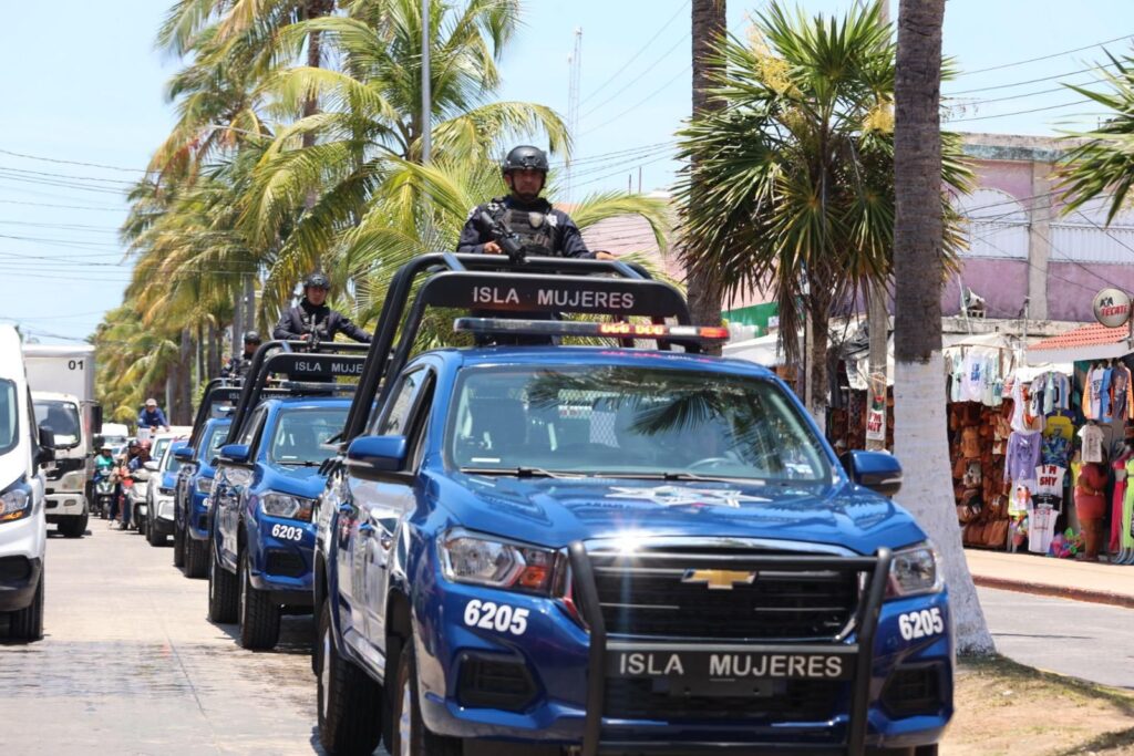 Atenea Gómez Ricalde entrega nuevas patrullas para reforzar la seguridad en Isla Mujeres