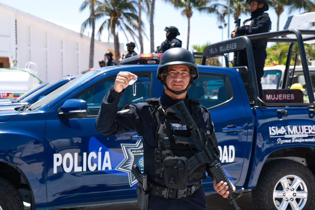 Atenea Gómez Ricalde entrega nuevas patrullas para reforzar la seguridad en Isla Mujeres