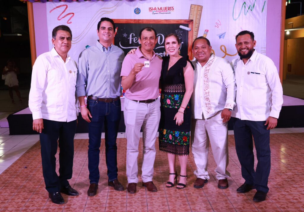Celebran el esfuerzo y dedicación de las maestras y maestros de Isla Mujeres