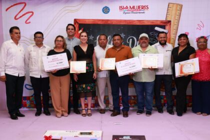 Celebran el esfuerzo y dedicación de las maestras y maestros de Isla Mujeres