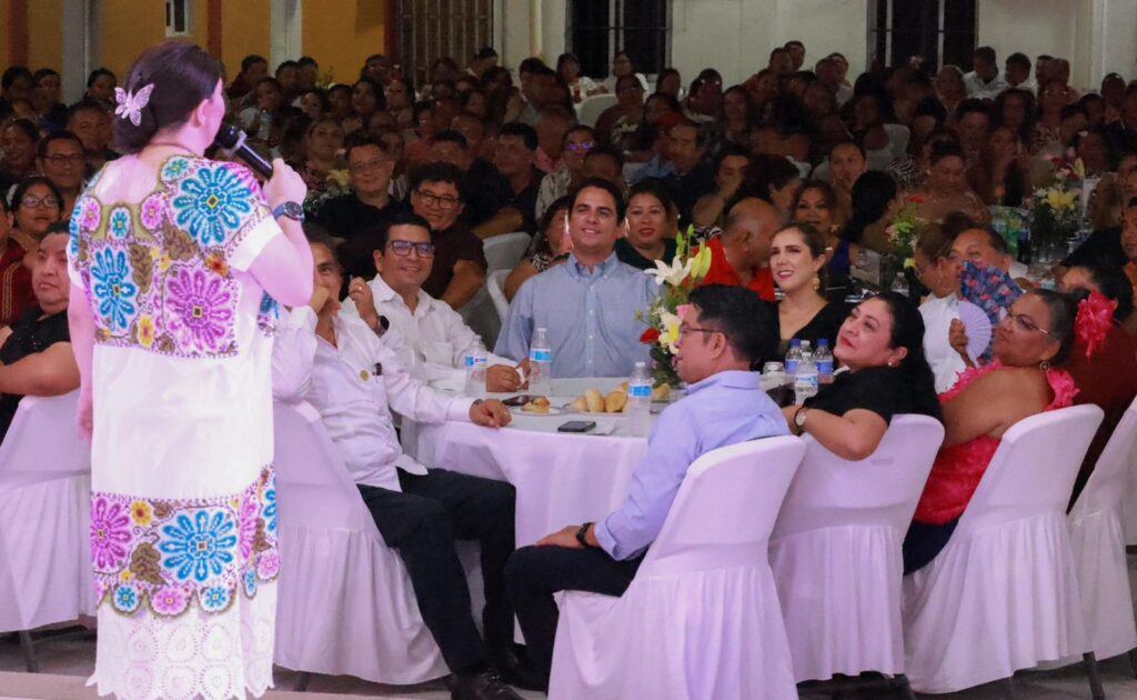 Celebran el esfuerzo y dedicación de las maestras y maestros de Isla Mujeres