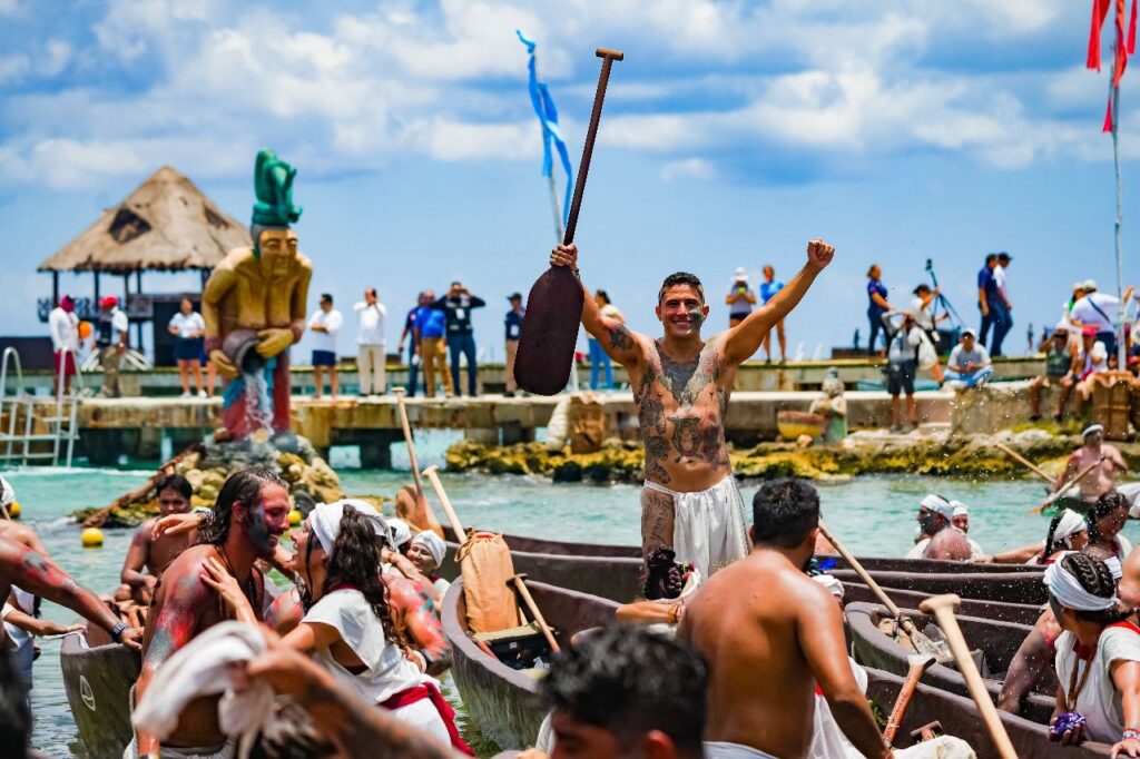Con gran júbilo, Cozumel recibió a 297 canoeros en la 17ª edición de la Travesía Sagrada Maya 2025 “Conjuro al Cielo”