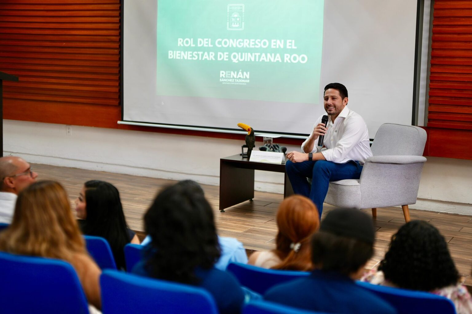Renán Sánchez Tajonar comparte con jóvenes universitarios la importancia del Congreso en el bienestar de Quintana Roo