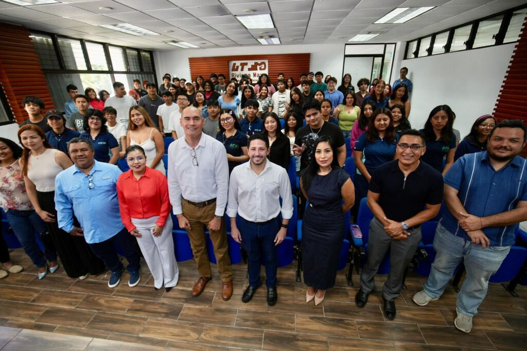 Renán Sánchez Tajonar comparte con jóvenes universitarios la importancia del Congreso en el bienestar de Quintana Roo