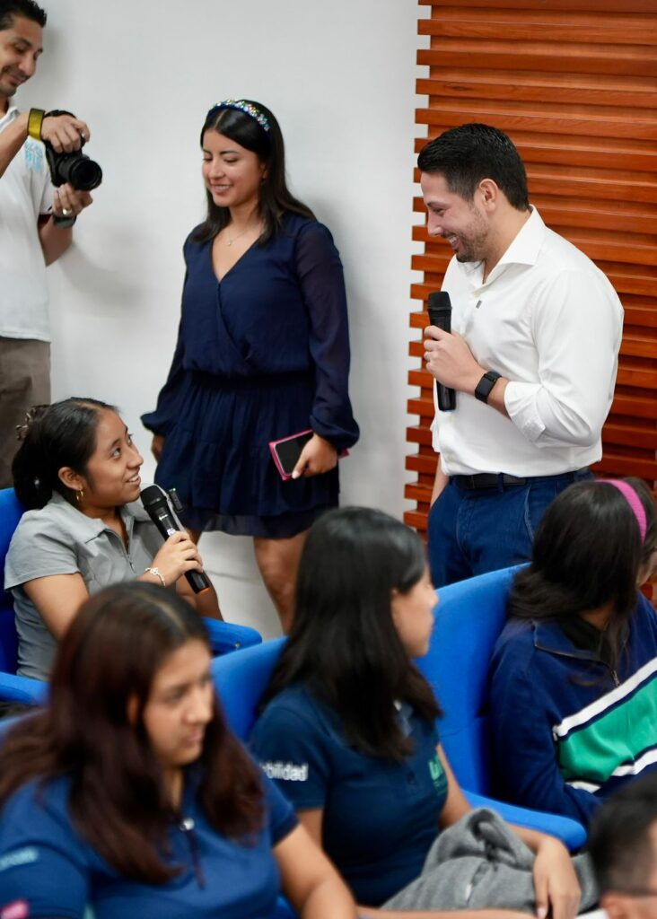 Renán Sánchez Tajonar comparte con jóvenes universitarios la importancia del Congreso en el bienestar de Quintana Roo