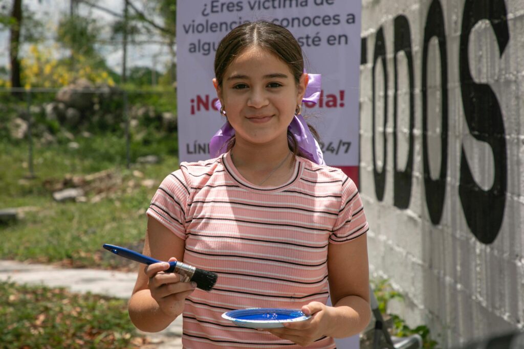 Destacada muralista recibe importante apoyo para promover su talento