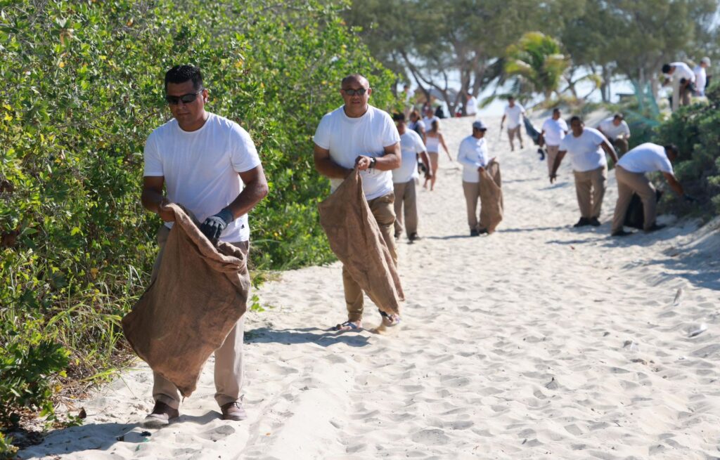 Gobierno de Isla Mujeres consolida acciones por el medio ambiente con jornada del limpieza en Isla Blanca
