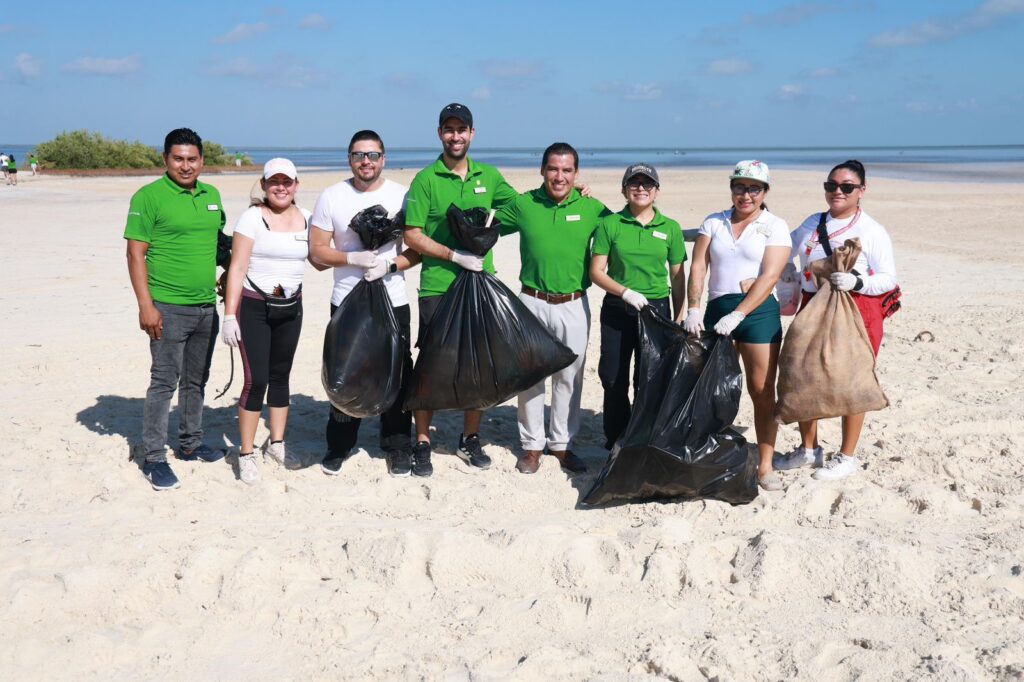 Gobierno de Isla Mujeres consolida acciones por el medio ambiente con jornada del limpieza en Isla Blanca