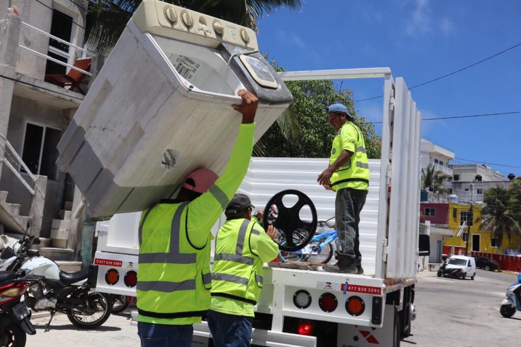 Recolectan 6.5 toneladas de cacharros en jornada del Programa Permanente de Descacharrización en Isla Mujeres