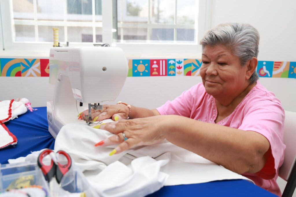 Atenea Gómez Ricalde inauguró el Taller de Costura “Lines for Life” en la Casa del Adulto Mayor de Zona Continental