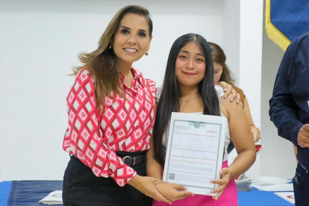 Mara Lezama escucha a egresados y les responde con entrega de 94 títulos de licenciados en Educación Primaria y Educación Física