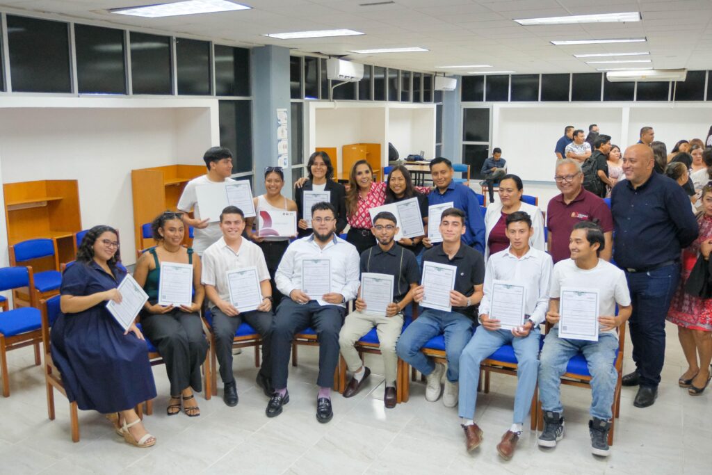 Mara Lezama escucha a egresados y les responde con entrega de 94 títulos de licenciados en Educación Primaria y Educación Física