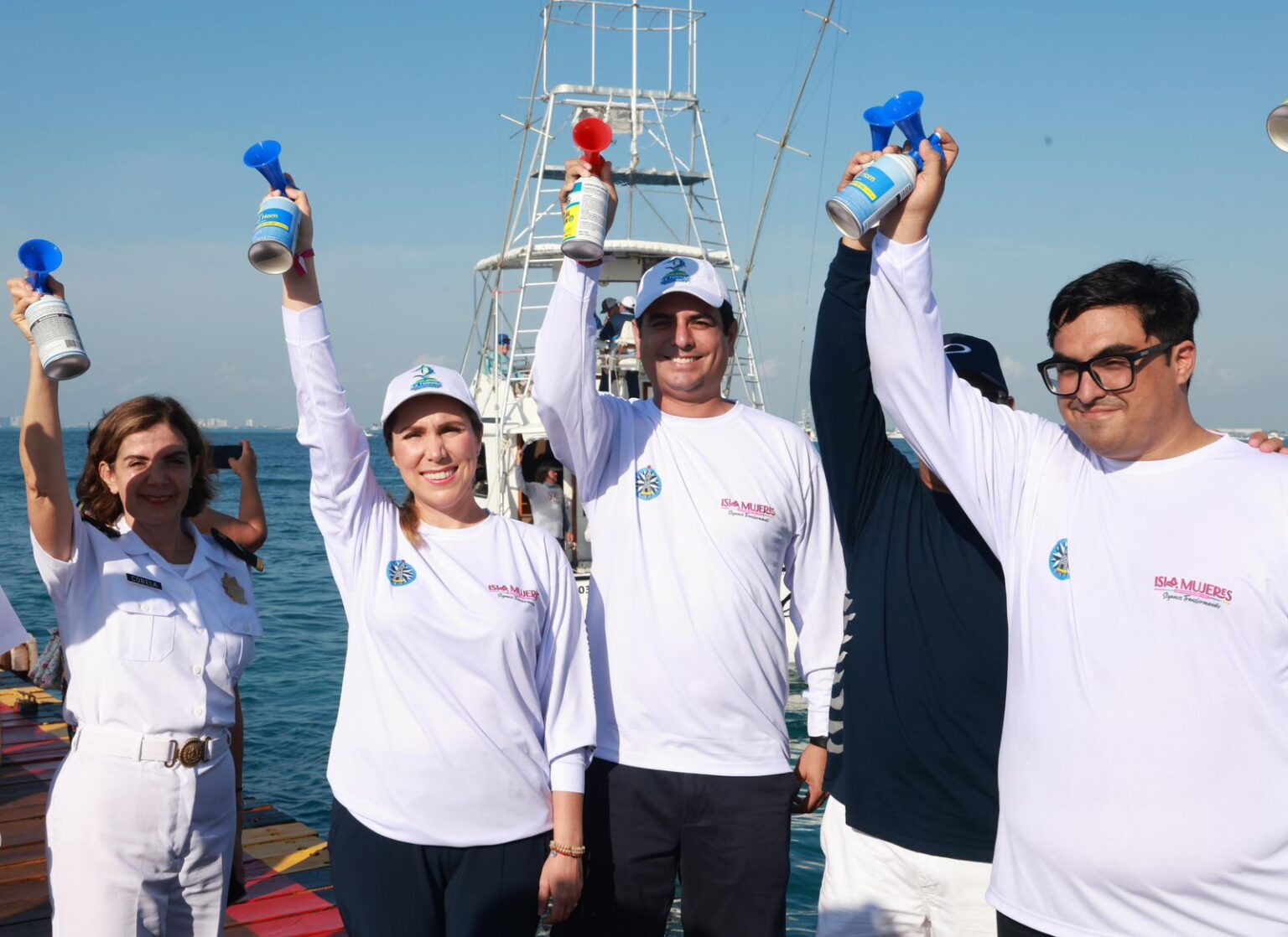 Atenea Gómez Ricalde da el disparo de salida del XX Torneo Internacional de Pesca “Cosme Alberto Martínez Magaña”