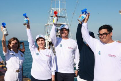 Atenea Gómez Ricalde da el disparo de salida del XX Torneo Internacional de Pesca “Cosme Alberto Martínez Magaña”