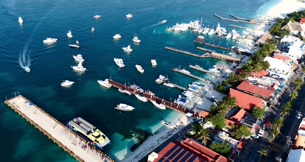 Atenea Gómez Ricalde da el disparo de salida del XX Torneo Internacional de Pesca “Cosme Alberto Martínez Magaña”