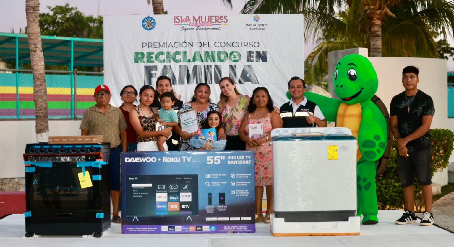 Atenea Gómez Ricalde premia a las familias ganadoras de la tercera edición del concurso “Reciclando en Familia 2025”