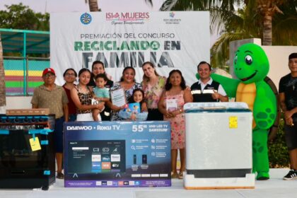 Atenea Gómez Ricalde premia a las familias ganadoras de la tercera edición del concurso “Reciclando en Familia 2025”