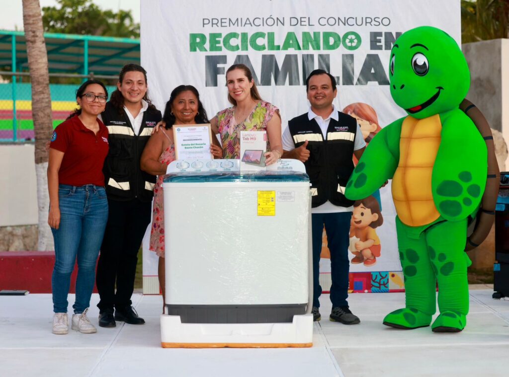 Atenea Gómez Ricalde premia a las familias ganadoras de la tercera edición del concurso “Reciclando en Familia 2025”