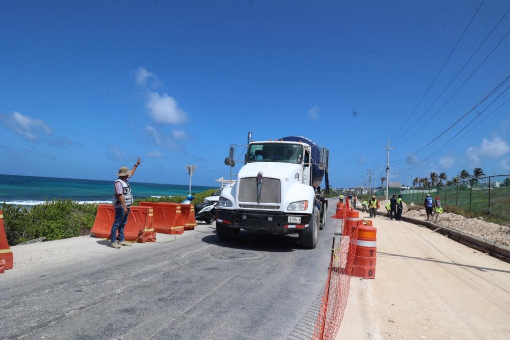 Continúa a paso firme la construcción de la vialidad alterna en la carretera Perimetral del Mar Caribe en Isla Mujeres