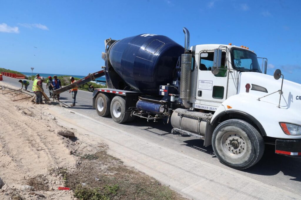 Continúa a paso firme la construcción de la vialidad alterna en la carretera Perimetral del Mar Caribe en Isla Mujeres