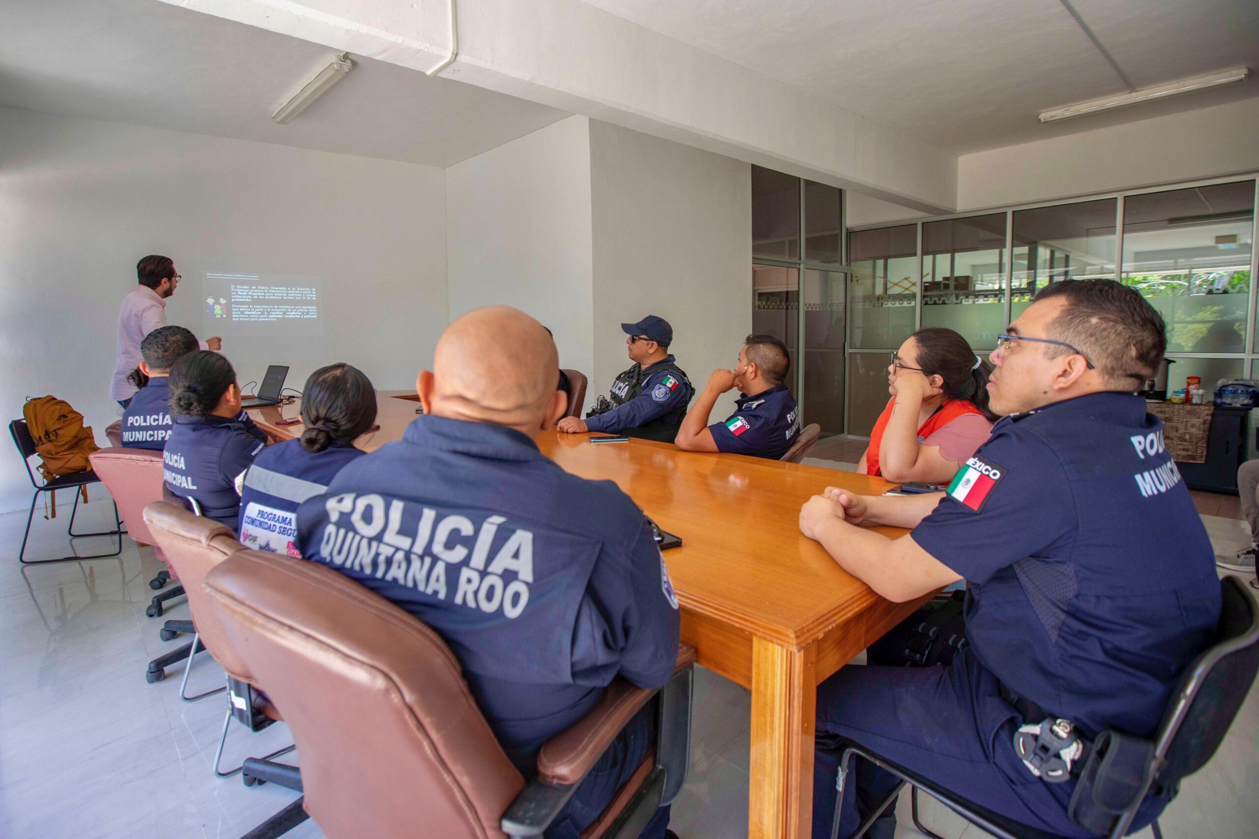 Presidenta Mary Hernández fortalece estrategias de seguridad con formación policial