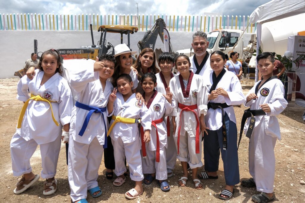 Colocan Mara y Vero Lezama primera piedra del Centro Comunitario DIF-PILARES en Cancún