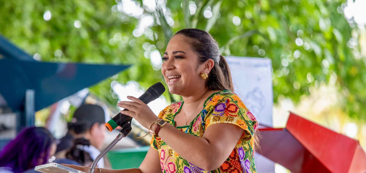 Mara Lezama y Mary Hernández entregan equipos agrícolas a mujeres y hombres de Quintana Roo